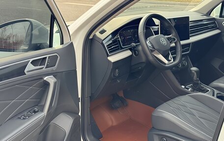 Volkswagen Tiguan II, 2023 год, 2 650 000 рублей, 13 фотография