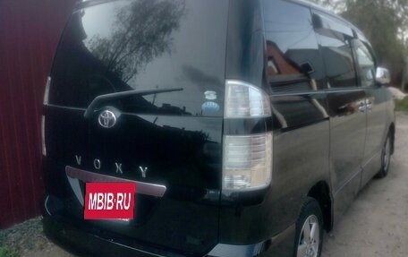 Toyota Voxy II, 2005 год, 1 050 000 рублей, 2 фотография