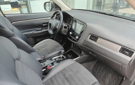 Mitsubishi Outlander III рестайлинг 3, 2021 год, 2 349 000 рублей, 13 фотография