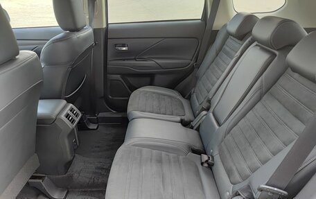 Mitsubishi Outlander III рестайлинг 3, 2021 год, 2 349 000 рублей, 15 фотография