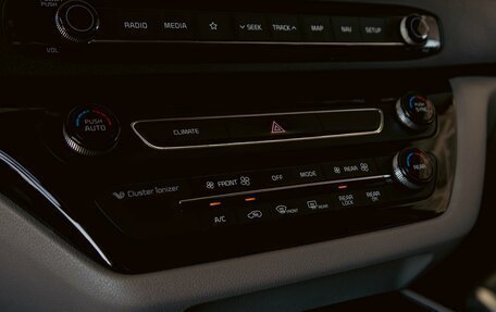 KIA Carnival III, 2017 год, 2 495 000 рублей, 15 фотография