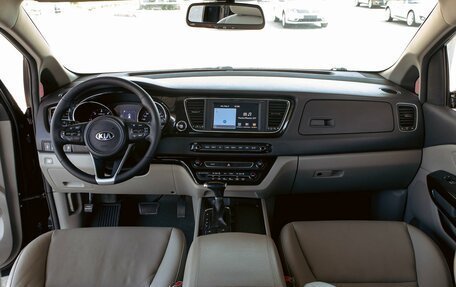 KIA Carnival III, 2017 год, 2 495 000 рублей, 16 фотография