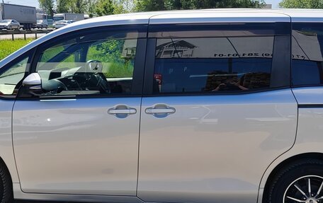 Toyota Voxy III, 2017 год, 1 890 000 рублей, 4 фотография