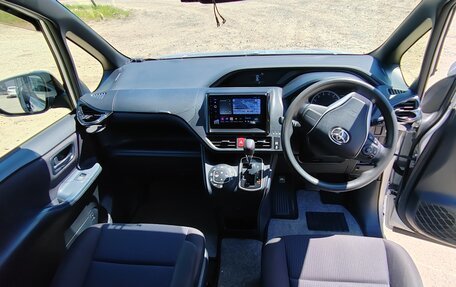 Toyota Voxy III, 2017 год, 1 890 000 рублей, 11 фотография