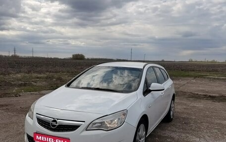 Opel Astra J, 2011 год, 620 000 рублей, 1 фотография