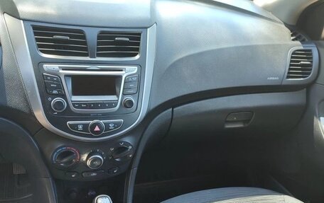 Hyundai Solaris II рестайлинг, 2015 год, 1 020 000 рублей, 12 фотография