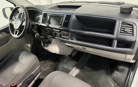 Volkswagen Caravelle T6 рестайлинг, 2015 год, 2 499 800 рублей, 3 фотография