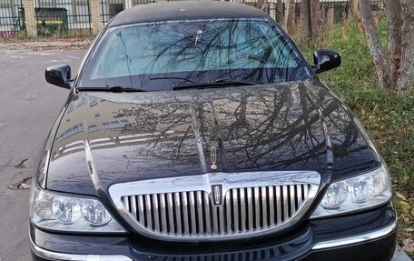 Lincoln Town Car III рестайлинг, 2002 год, 3 500 000 рублей, 1 фотография