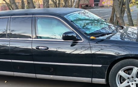 Lincoln Town Car III рестайлинг, 2002 год, 3 500 000 рублей, 2 фотография