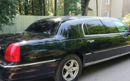 Lincoln Town Car III рестайлинг, 2002 год, 3 500 000 рублей, 4 фотография