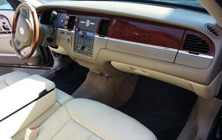 Lincoln Town Car III рестайлинг, 2002 год, 3 500 000 рублей, 7 фотография