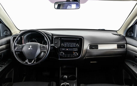 Mitsubishi Outlander III рестайлинг 3, 2016 год, 1 849 000 рублей, 10 фотография