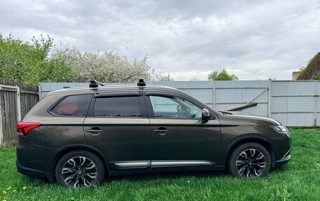 Mitsubishi Outlander III рестайлинг 3, 2018 год, 2 100 000 рублей, 3 фотография