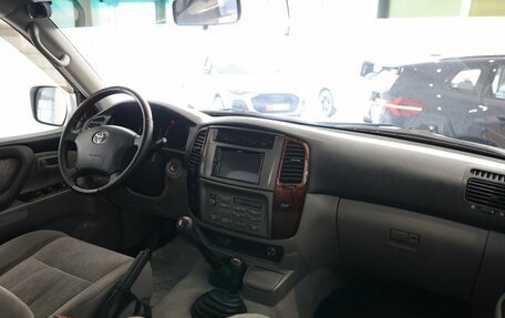 Toyota Land Cruiser 100 рестайлинг 2, 2006 год, 5 990 000 рублей, 16 фотография