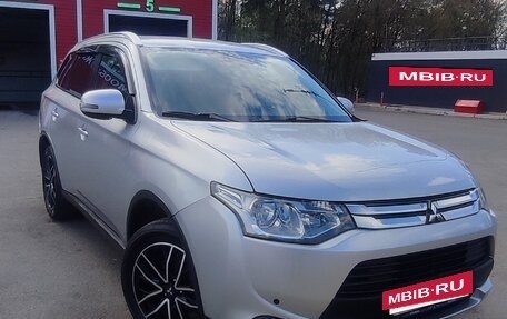 Mitsubishi Outlander III рестайлинг 3, 2014 год, 1 650 000 рублей, 2 фотография
