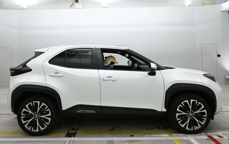 Toyota Yaris Cross, 2023 год, 1 634 000 рублей, 3 фотография