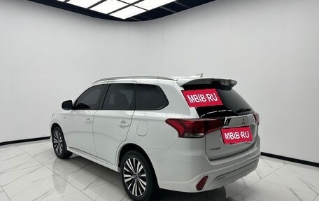 Mitsubishi Outlander III рестайлинг 3, 2021 год, 1 913 800 рублей, 6 фотография