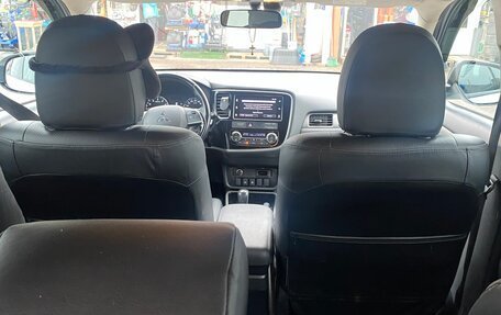 Mitsubishi Outlander III рестайлинг 3, 2018 год, 2 200 000 рублей, 10 фотография