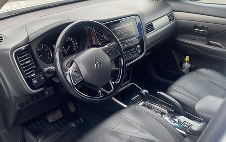 Mitsubishi Outlander III рестайлинг 3, 2018 год, 2 200 000 рублей, 8 фотография