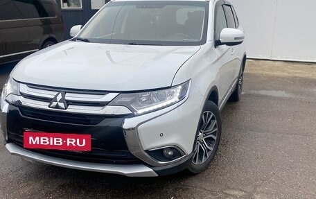 Mitsubishi Outlander III рестайлинг 3, 2018 год, 2 200 000 рублей, 2 фотография