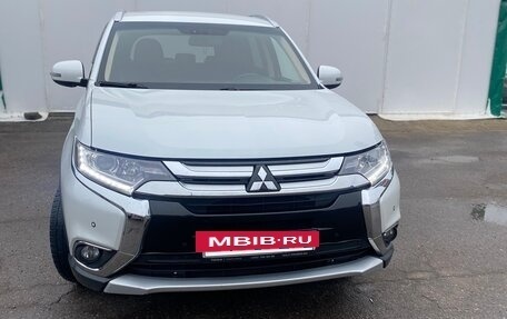 Mitsubishi Outlander III рестайлинг 3, 2018 год, 2 200 000 рублей, 3 фотография