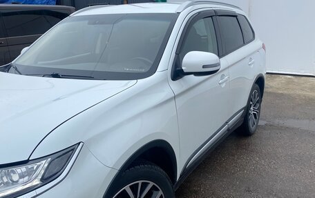 Mitsubishi Outlander III рестайлинг 3, 2018 год, 2 200 000 рублей, 14 фотография