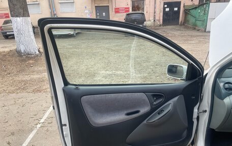 Toyota Vitz, 2001 год, 300 000 рублей, 3 фотография
