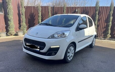 Peugeot 107 I рестайлинг, 2013 год, 975 000 рублей, 3 фотография