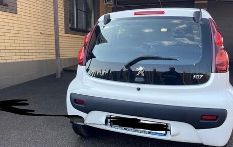 Peugeot 107 I рестайлинг, 2013 год, 975 000 рублей, 4 фотография
