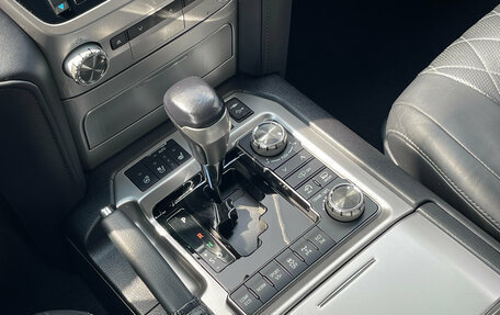 Toyota Land Cruiser 200, 2017 год, 5 999 000 рублей, 13 фотография