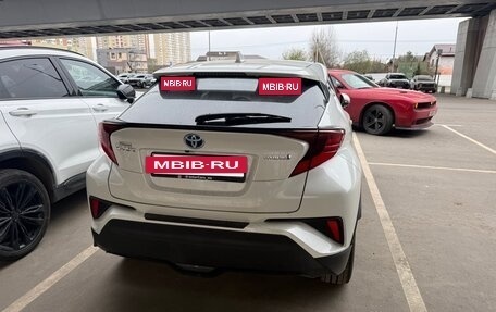 Toyota C-HR I рестайлинг, 2019 год, 3 300 000 рублей, 3 фотография
