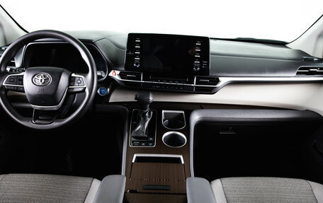 Toyota Sienna, 2021 год, 4 299 000 рублей, 16 фотография