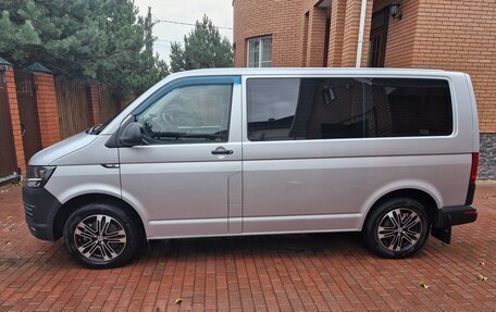 Volkswagen Caravelle T6 рестайлинг, 2015 год, 2 600 000 рублей, 10 фотография