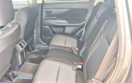 Mitsubishi Outlander III рестайлинг 3, 2022 год, 2 600 000 рублей, 12 фотография