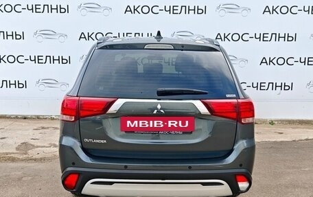 Mitsubishi Outlander III рестайлинг 3, 2022 год, 2 600 000 рублей, 5 фотография
