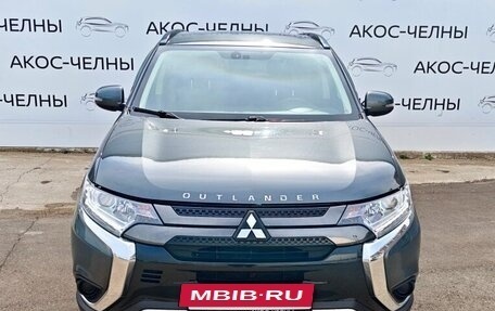 Mitsubishi Outlander III рестайлинг 3, 2022 год, 2 600 000 рублей, 9 фотография