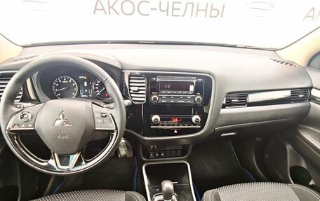 Mitsubishi Outlander III рестайлинг 3, 2022 год, 2 600 000 рублей, 13 фотография