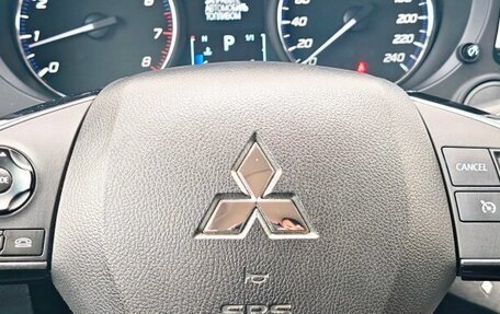 Mitsubishi Outlander III рестайлинг 3, 2022 год, 2 600 000 рублей, 20 фотография