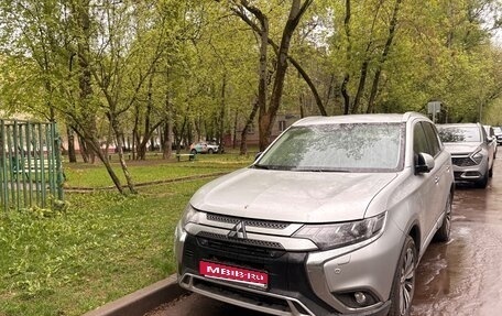 Mitsubishi Outlander III рестайлинг 3, 2019 год, 2 600 000 рублей, 1 фотография