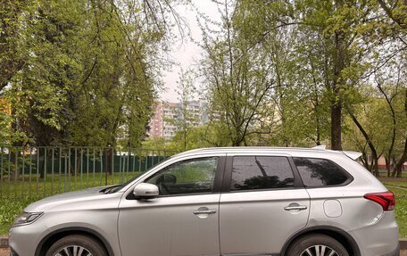 Mitsubishi Outlander III рестайлинг 3, 2019 год, 2 600 000 рублей, 2 фотография