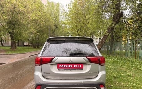 Mitsubishi Outlander III рестайлинг 3, 2019 год, 2 600 000 рублей, 4 фотография