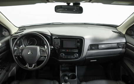 Mitsubishi Outlander III рестайлинг 3, 2015 год, 1 849 000 рублей, 10 фотография