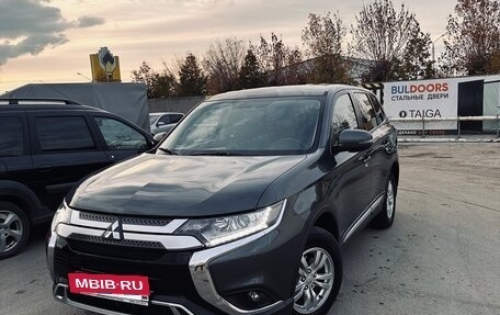 Mitsubishi Outlander III рестайлинг 3, 2019 год, 2 600 000 рублей, 2 фотография