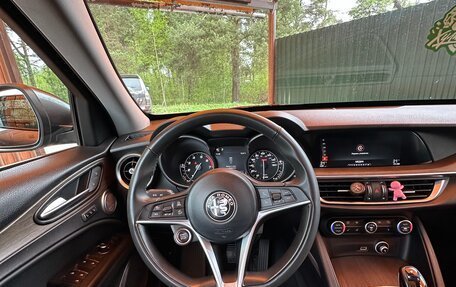 Alfa Romeo Stelvio, 2017 год, 3 100 000 рублей, 15 фотография