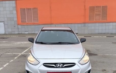 Hyundai Solaris II рестайлинг, 2013 год, 560 000 рублей, 1 фотография
