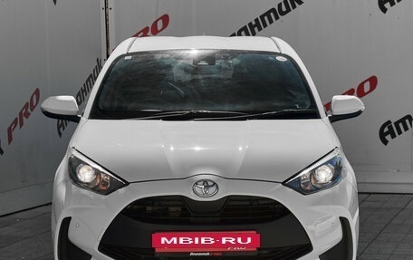 Toyota Yaris, 2021 год, 1 370 000 рублей, 2 фотография