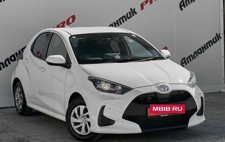 Toyota Yaris, 2021 год, 1 370 000 рублей, 3 фотография