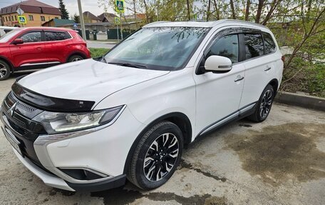 Mitsubishi Outlander III рестайлинг 3, 2016 год, 2 700 000 рублей, 1 фотография