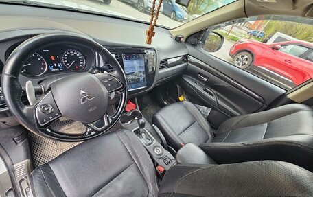 Mitsubishi Outlander III рестайлинг 3, 2016 год, 2 700 000 рублей, 7 фотография