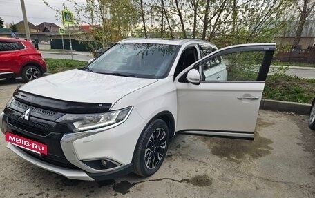 Mitsubishi Outlander III рестайлинг 3, 2016 год, 2 700 000 рублей, 4 фотография